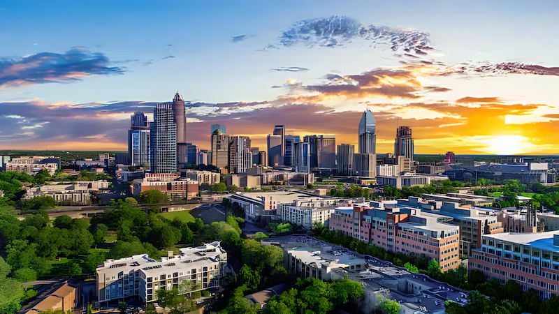 Vista aérea con dron del skyline del centro de Charlotte, Carolina del Norte